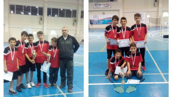 Badminton İl Müsabakalarında Kuzguncuk Cemal Azmi Bey Ortaokulu İl üçüncüsü olmuştur.