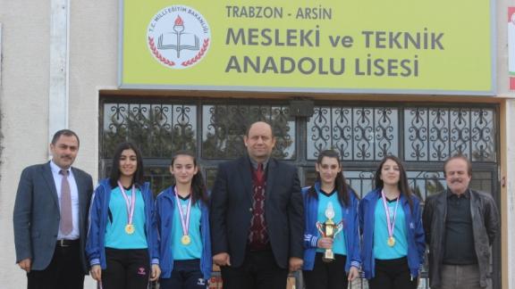 İlçemiz Arsin Mesleki ve Teknik Anadolu Lisesi Badminton Kızlar Takımı Türkiye Finallerinde