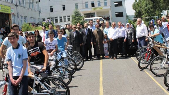 İlçemizde Bisiklet Dağıtımı Mesleki ve Teknik Anadolu Lisesi´ nde Yapıldı.