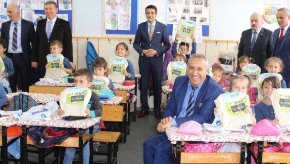 İlçemizde, Atatürk İlköğretim Okulunda Kitap Dağıtımı Yapıldı.