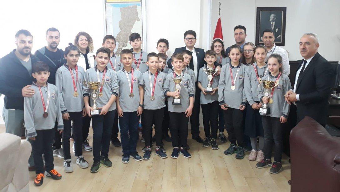 Okul Sporlarında Dereceye Giren Öğrencilerimiz Kaymakamımız Sayın Ömer Ahmet ÖZDEMİR'i Ziyaret Ettiler.
