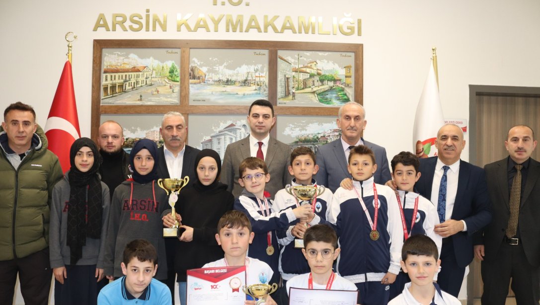 Trabzonda Düzenlenen Sportif ve Kültürel Yarışmalarda Dereceye Giren Öğrencilerimiz Kaymakamımız Sn. Ömer Sirkeci'yi Ziyaret Ettiler